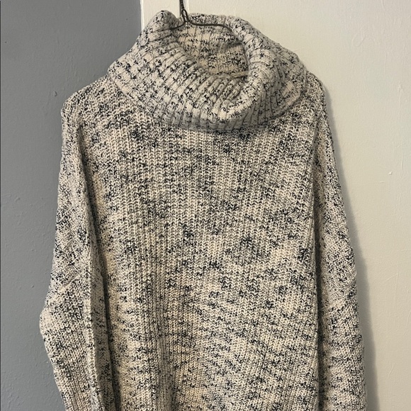 aerie Sweaters - Aerie Offline Chillside Turtleneck Sweater Soft Musline White Black Medium size